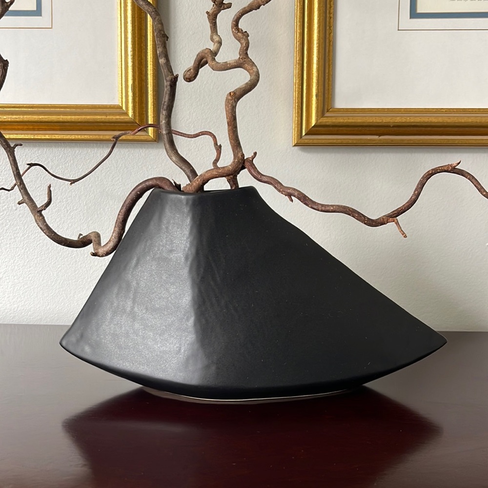 Ikebana black vase
